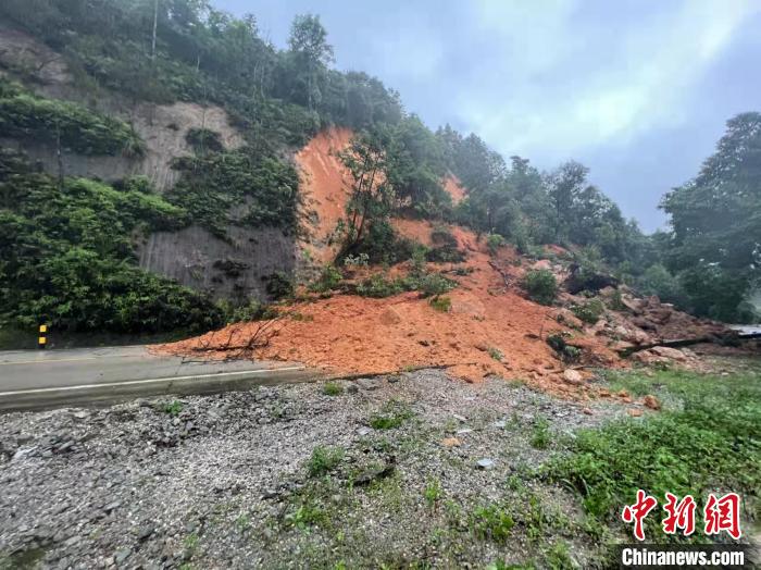 广东抓紧灾后交通修复：24小时冒雨作业抢通受灾公路356处