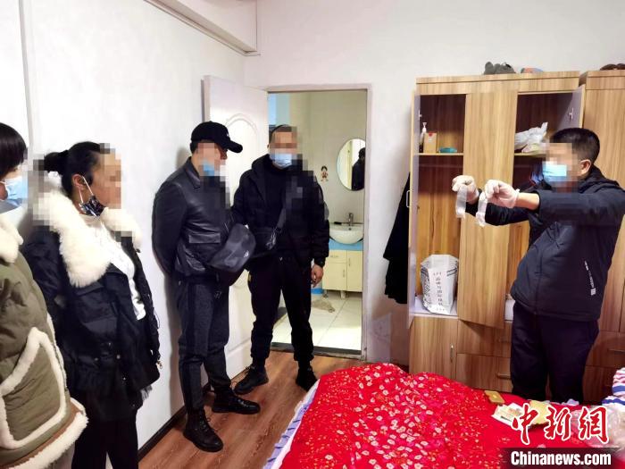 民警在嫌疑人住处搜查出大量毒品(资料图) 十堰警方提供