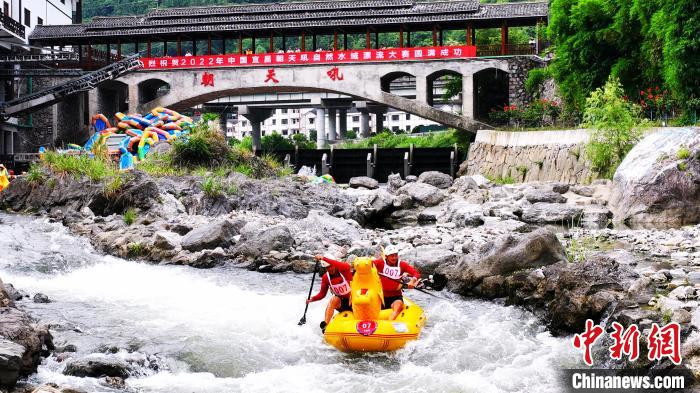 国内漂流爱好者竞速“华中第一漂” 周星亮 摄 国内漂流爱好者竞速“华中第一漂” 周星亮 摄