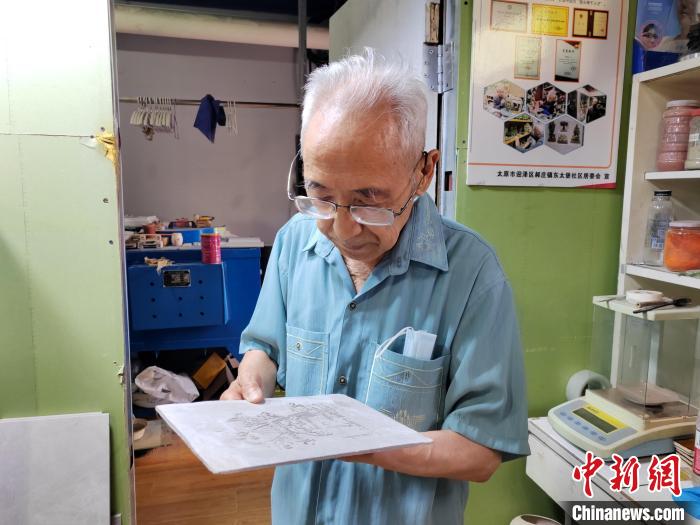 图为国家级非物质文化遗产项目琉璃烧制技艺代表性传承人葛原生。　高雨晴 摄