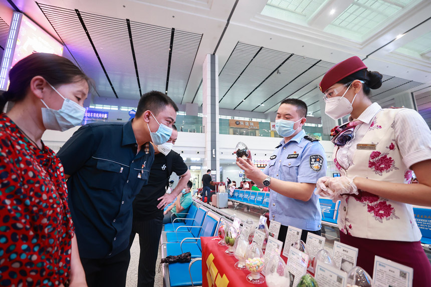 6月23日，民警在重庆北站候车厅向旅客展示毒品样品。胡勇摄
