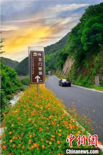 去往“龙门秘境”路上的乡村风景。　“龙门秘境”村落景区供图