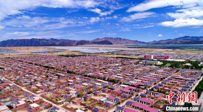 闽宁镇原隆村航拍图。　申进湘 摄