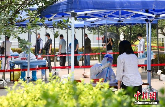 资料图：6月10日，民众在核酸检测点进行核酸检测。<a target=