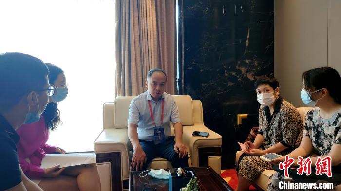 研讨会主办方之一、厦大附属中山医院血管外科主任黄小进接受记者采访。 杨伏山 摄 研讨会主办方之一、厦大附属中山医院血管外科主任黄小进接受记者采访。 杨伏山 摄