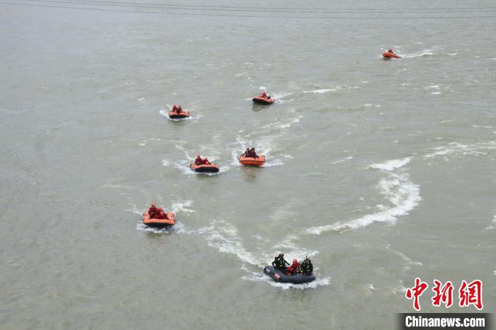 图为消防救援人员开展水域搜索科目。 司寒杰 摄 图为消防救援人员开展水域搜索科目。 司寒杰 摄