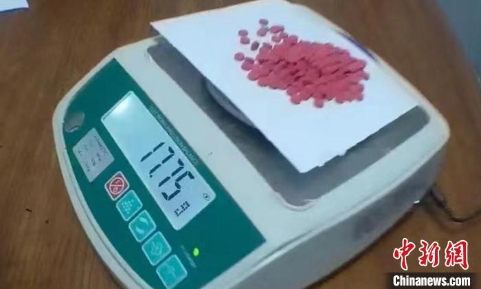 警方缴获的毒品 自贡警方 供图 警方缴获的毒品 自贡警方 供图