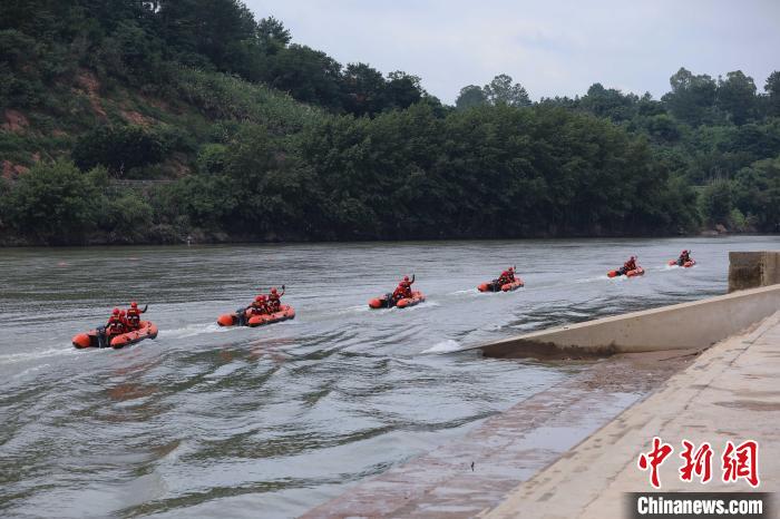 图为消防救援人员驾驶皮划艇列队行进。 王治康 摄 图为消防救援人员驾驶皮划艇列队行进。 王治康 摄