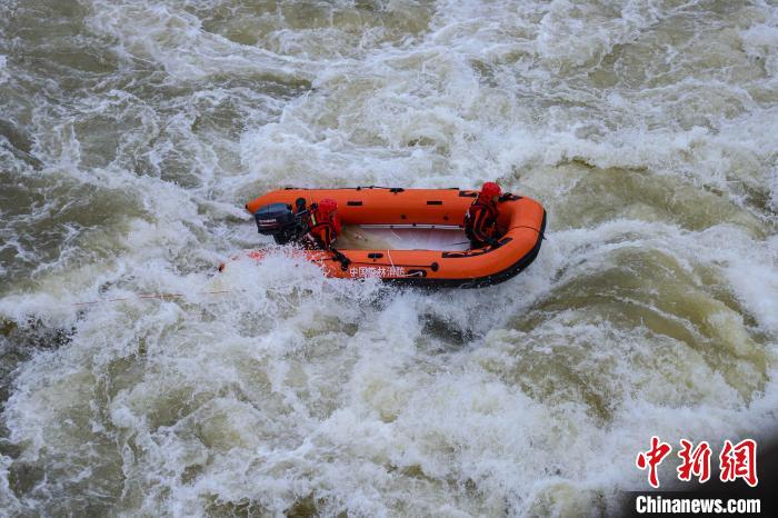 福建上杭:“红色蛟龙”闪耀汀江“绿色卫士”驰骋训场