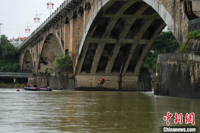 图为消防救援人员展开桥降救援。 司寒杰 摄 图为消防救援人员展开桥降救援。 司寒杰 摄
