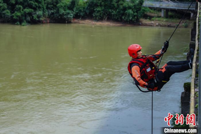 图为消防救援人员展开桥降救援。 司寒杰 摄 图为消防救援人员展开桥降救援。 司寒杰 摄