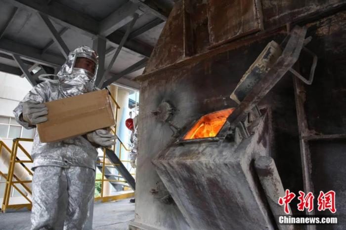 中国警方销毁缴获的毒品。<a target=