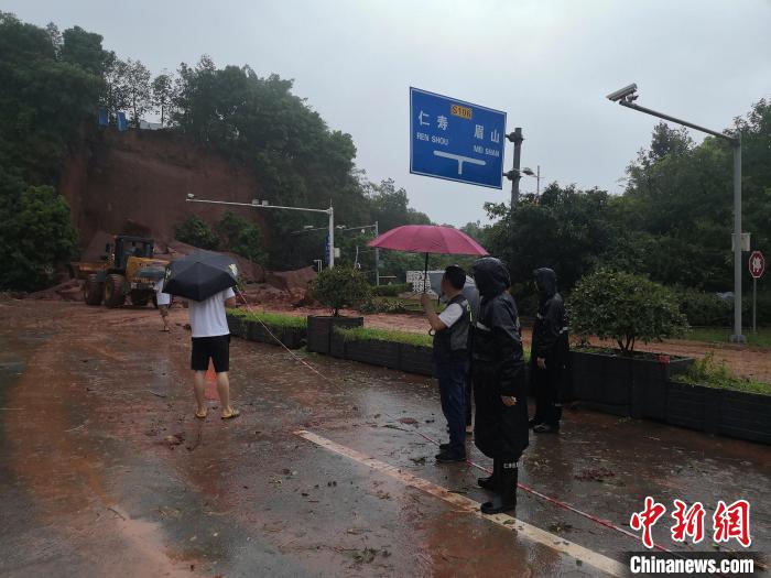 暴雨致眉山仁寿县黑龙滩一处山体垮塌，救援人员正在清理。　四川应急供图