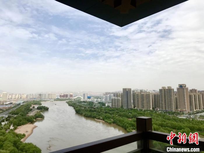 夏日，登上位于兰州市七里河区的黄河楼，俯瞰黄河穿城而过的兰州市一隅。(资料图) 闫姣 　摄