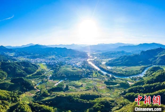 6月26日,体验官感受武夷山然风光。 张丽君 摄 6月26日,体验官感受武夷山然风光。 张丽君 摄