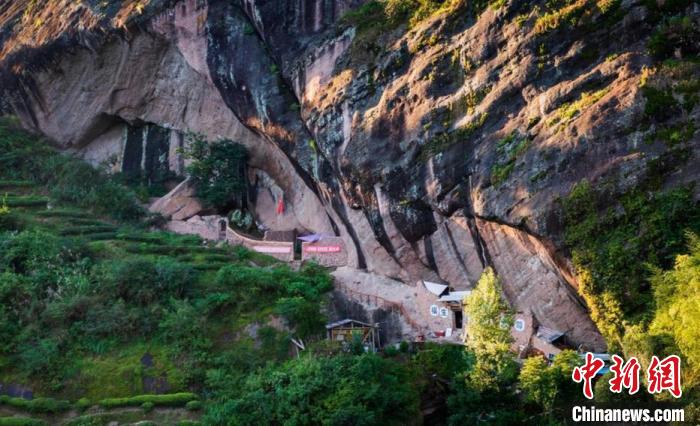 6月26日,体验官穿行在武夷山国家公园。 张丽君 摄 6月26日,体验官穿行在武夷山国家公园。 张丽君 摄