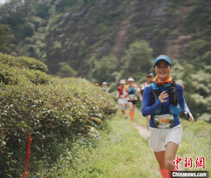 6月26日,体验官穿行在武夷山国家公园。 张丽君 摄 6月26日,体验官穿行在武夷山国家公园。 张丽君 摄