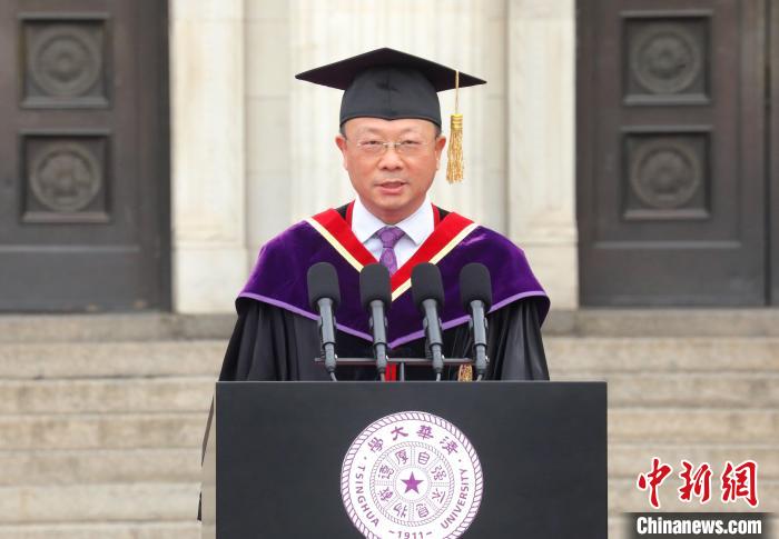 清华大学2022年研究生毕业典礼举行校长王希勤寄语：胸怀大义，手握未来