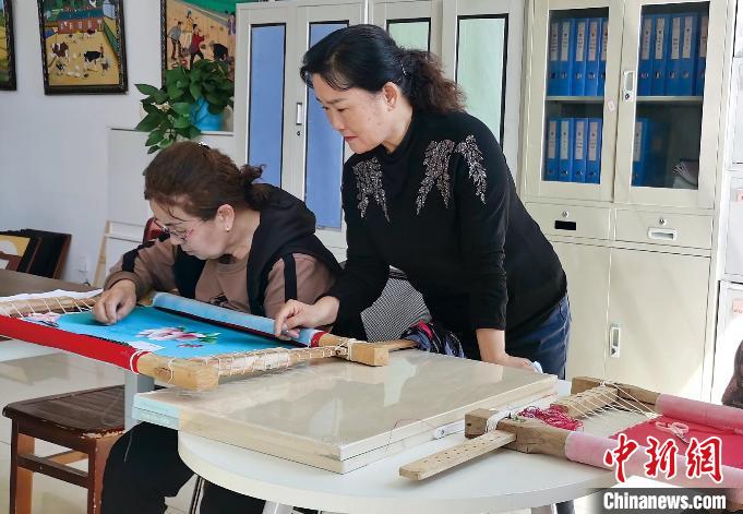 新疆锡伯族刺绣走出“深闺”融入现代生活