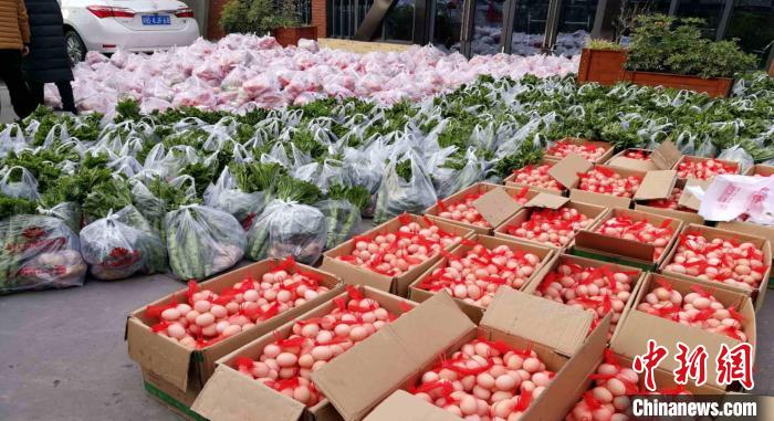 疫情期间代表人士为社区捐蔬菜、鸡蛋。 迎宾社区供图 疫情期间代表人士为社区捐蔬菜、鸡蛋。 迎宾社区供图