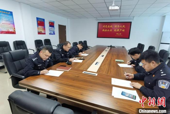 栾奕程(右一)和同事们研究案情(资料图) 吉林市公安局供图 栾奕程(右一)和同事们研究案情(资料图) 吉林市公安局供图