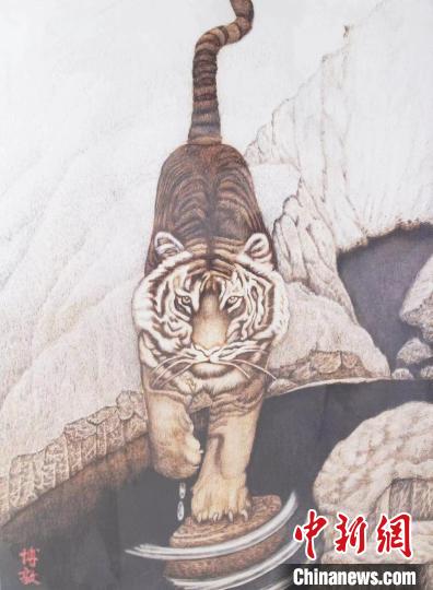 贾书辰创作的烙画作品 王春光 摄 贾书辰创作的烙画作品 王春光 摄