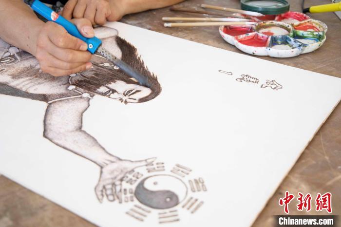 贾书辰在进行烙画创作 王春光 摄 贾书辰在进行烙画创作 王春光 摄