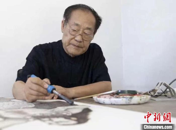 河北七旬画师“别具一格”绘烙画:以火为墨变幻无穷