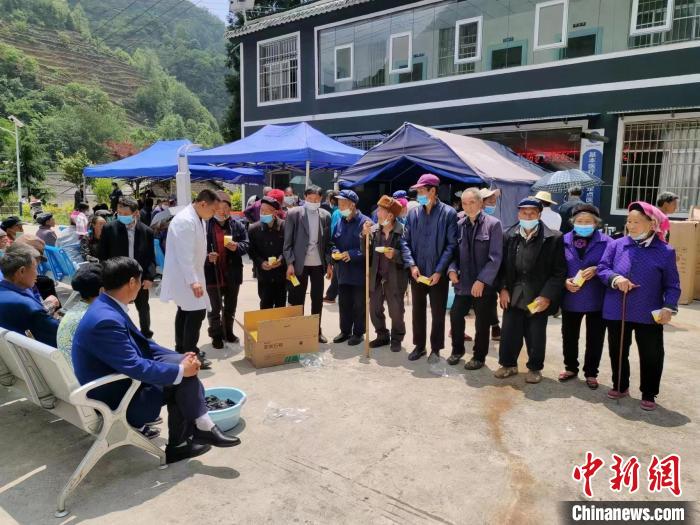 水城区玉舍镇大田村村医为老年人宣传高血压防治知识。 任洪召 摄 水城区玉舍镇大田村村医为老年人宣传高血压防治知识。 任洪召 摄