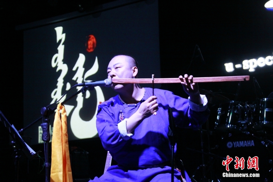 资料图为阿克善演奏满族传统乐器弓胡。 <a target=