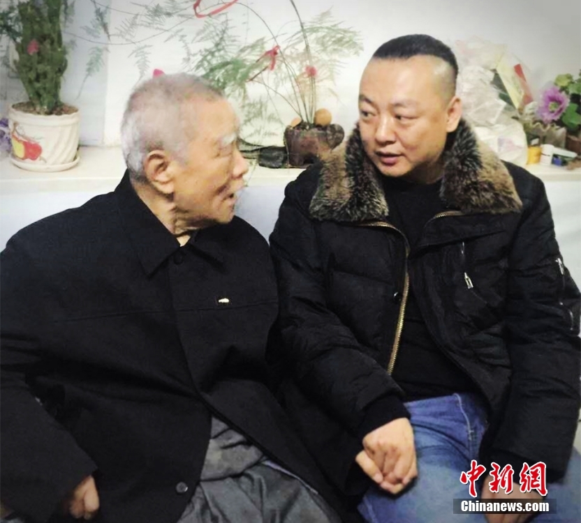 资料图为阿克善前往满族聚居村落“采风”。 <a target=