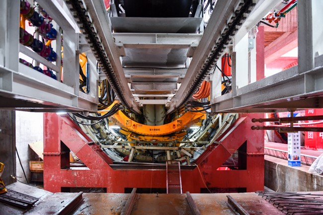 重庆轨道交通15号线一期绣湖路站施工现场。邹乐摄