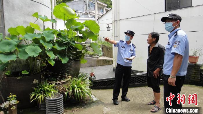 警长吴栋杭坚守片区6年:当留守老人的警务专员