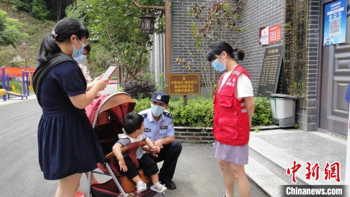 吴栋杭(右二)在辖区内开展反诈宣传。 徐步文 摄 吴栋杭(右二)在辖区内开展反诈宣传。 徐步文 摄