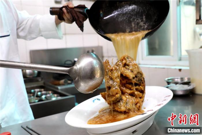 鱼至金黄后捞出来,在盘中造型,最后淋上用蒜末、醋、糖、芡粉按比例调好的浓汁,香气扑鼻。 鱼至金黄后捞出来,在盘中造型,最后淋上用蒜末、醋、糖、芡粉按比例调好的浓汁,香气扑鼻。