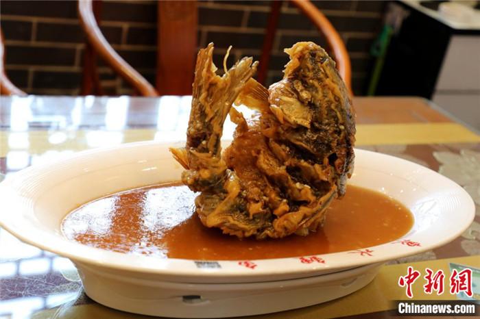 逢洞房花烛、金榜题名这样的人生喜事,山东宴席上“跃龙门”造型的糖醋鲤鱼是必点头牌菜,寓意一跃入龙门。 逢洞房花烛、金榜题名这样的人生喜事,山东宴席上“跃龙门”造型的糖醋鲤鱼是必点头牌菜,寓意一跃入龙门。