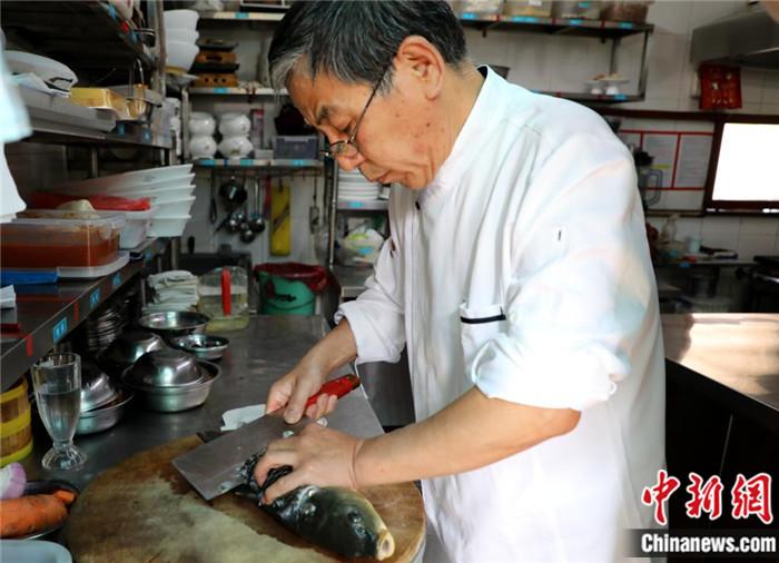 去鱼线,上面打七刀,下面打八刀,“正所谓‘七上八下’。 去鱼线,上面打七刀,下面打八刀,“正所谓‘七上八下’。