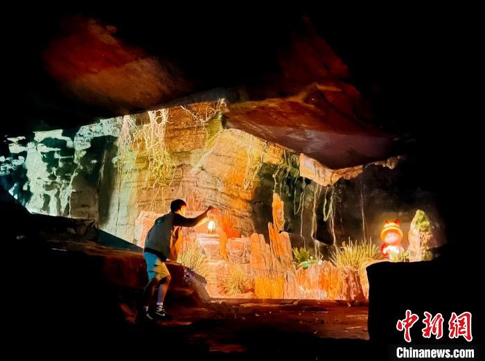 花山世界主题园区谜窟探秘场景。　花山世界主题园区供图