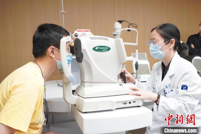 戴上定制隐形眼镜杭州“天才翻译家”金晓宇右眼复明