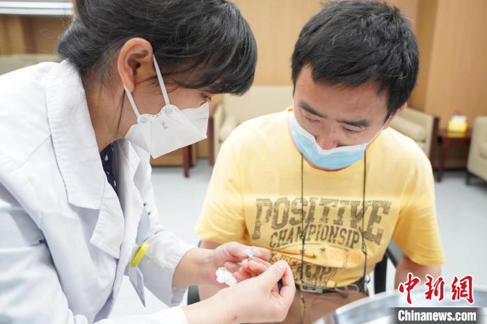 杭州“天才翻译家”金晓宇右眼复明。 浙大二院供图 杭州“天才翻译家”金晓宇右眼复明。 浙大二院供图