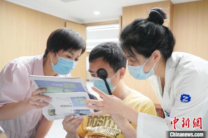 视光医生为金晓宇检查视力。 浙大二院供图 视光医生为金晓宇检查视力。 浙大二院供图