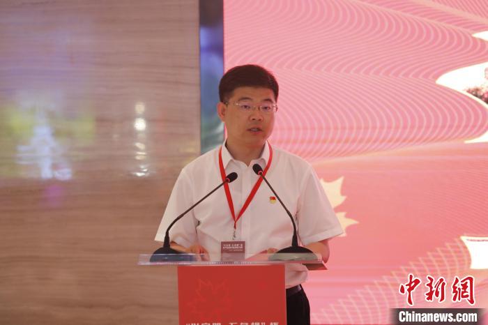 图为兴安盟委宣传部部长秦化真推介兴安盟五角枫景观。 毕力格 摄 图为兴安盟委宣传部部长秦化真推介兴安盟五角枫景观。 毕力格 摄