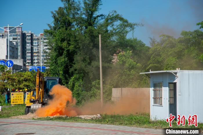 演练现场,模拟第三方施工挖破燃气管道造成燃气泄漏事故 凌楠 摄 演练现场,模拟第三方施工挖破燃气管道造成燃气泄漏事故 凌楠 摄