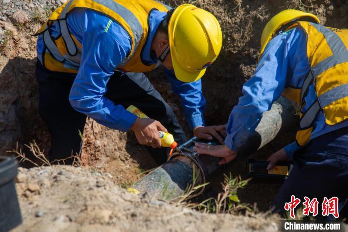 演练现场,燃气抢险队员在检测天然气管道是否泄露。 凌楠 摄 演练现场,燃气抢险队员在检测天然气管道是否泄露。 凌楠 摄