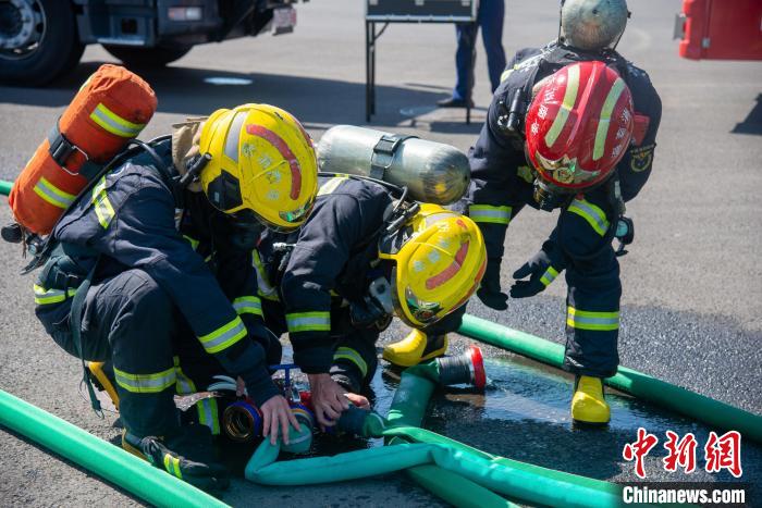 演练现场,消防队员展开紧急救援 凌楠 摄 演练现场,消防队员展开紧急救援 凌楠 摄