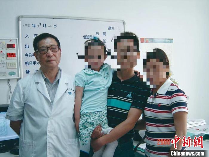 2008年,钱先生一家三口前往医院看望王学浩院士。 江苏省人民医院供图 2008年,钱先生一家三口前往医院看望王学浩院士。 江苏省人民医院供图