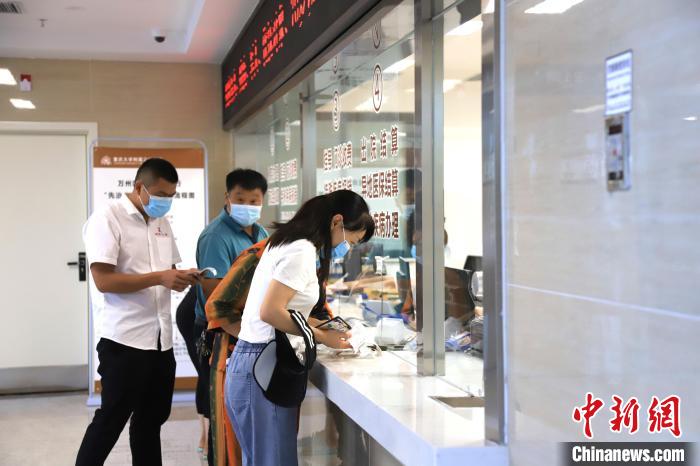 图为患者在重庆三峡公共卫生应急医院办理结算业务。 马佳欣 摄 图为患者在重庆三峡公共卫生应急医院办理结算业务。 马佳欣 摄