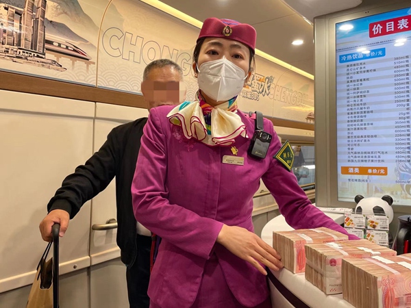 男子坐高铁将30万现金遗忘在行李架上 幸被乘务员捡到