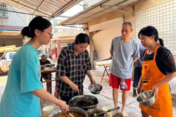 一碗爱心粥 温暖一条街
