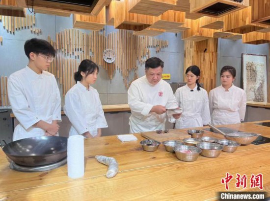 “百万名厨”转任职校教师 潜心培养餐饮人才